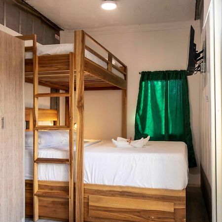 Emi'S Place Container Living อูวีตา ภายนอก รูปภาพ