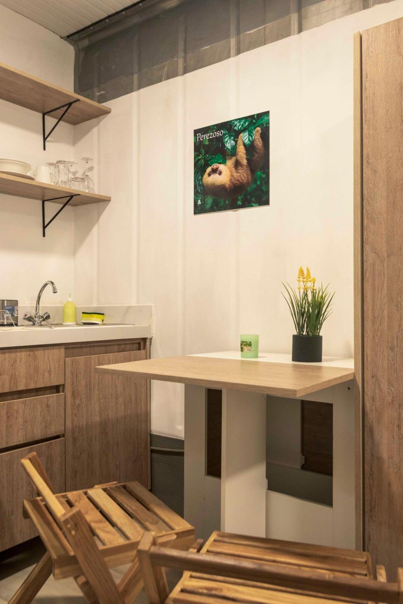 Emi'S Place Container Living อูวีตา ภายนอก รูปภาพ
