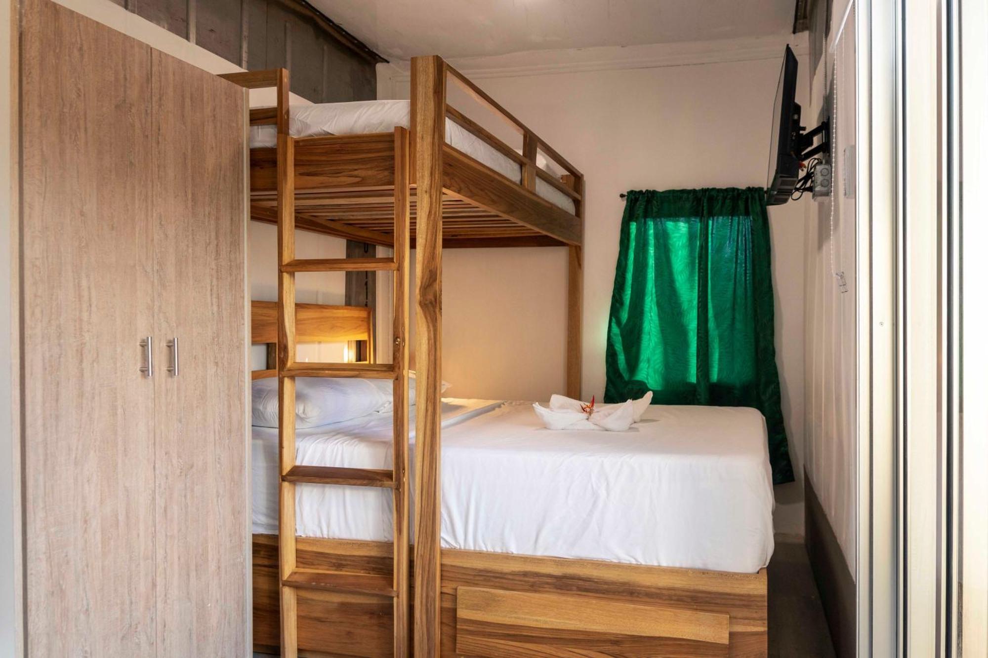 Emi'S Place Container Living อูวีตา ภายนอก รูปภาพ