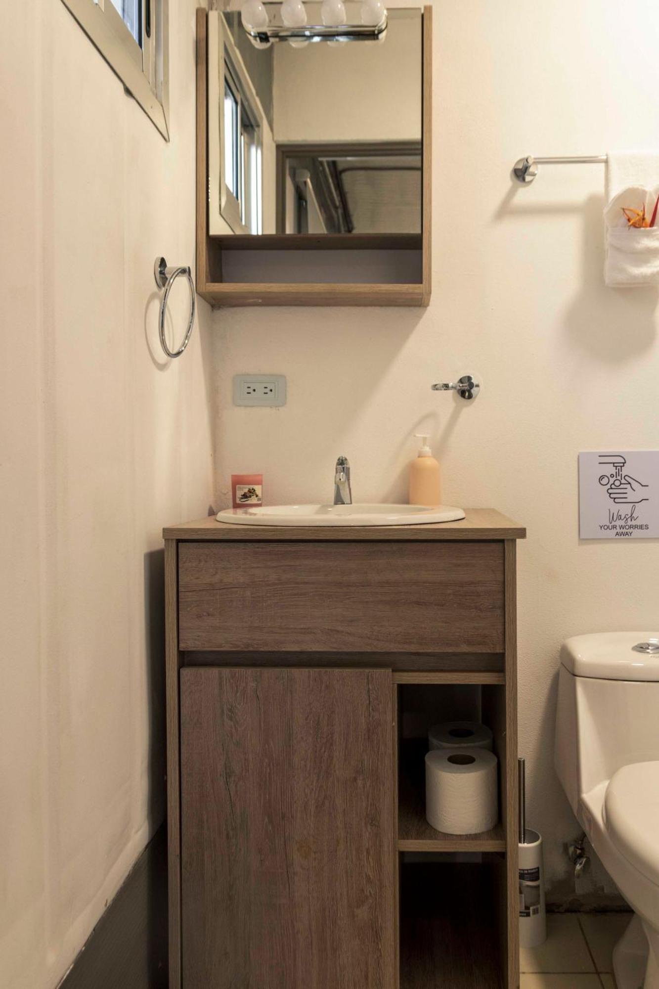 Emi'S Place Container Living อูวีตา ภายนอก รูปภาพ