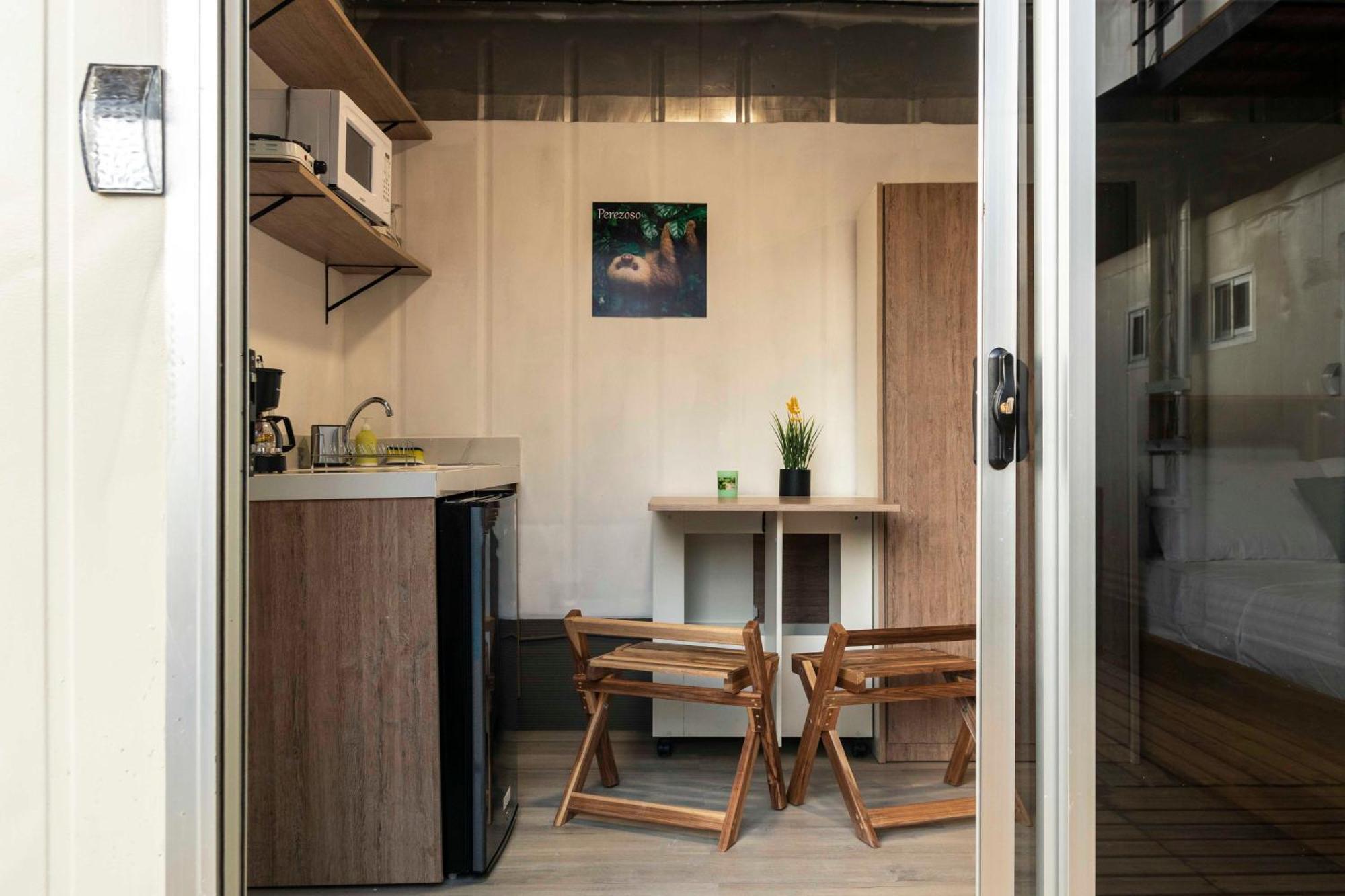 Emi'S Place Container Living อูวีตา ภายนอก รูปภาพ