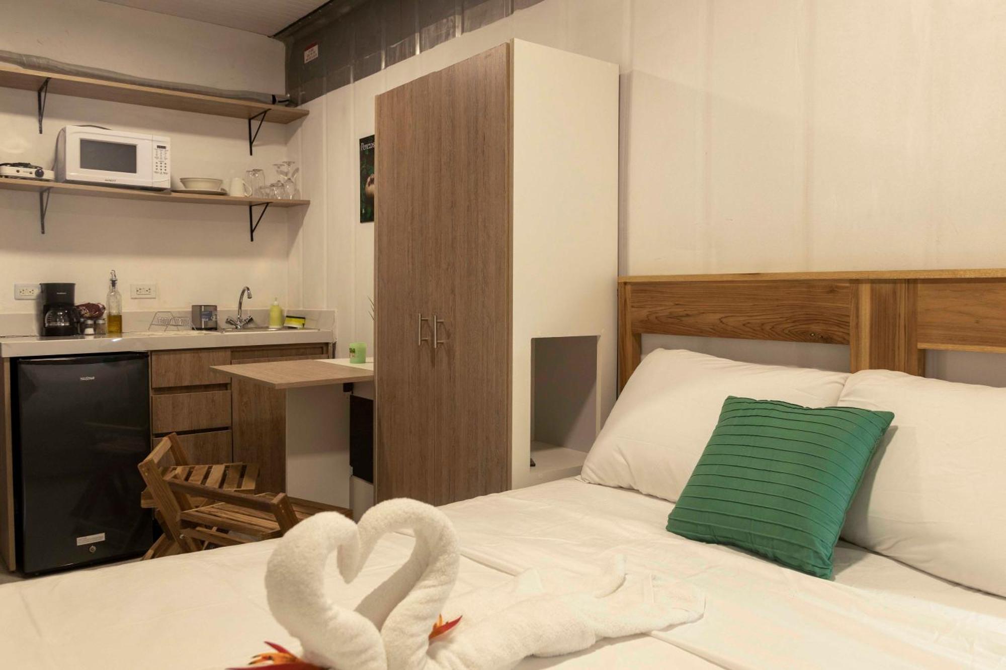 Emi'S Place Container Living อูวีตา ภายนอก รูปภาพ
