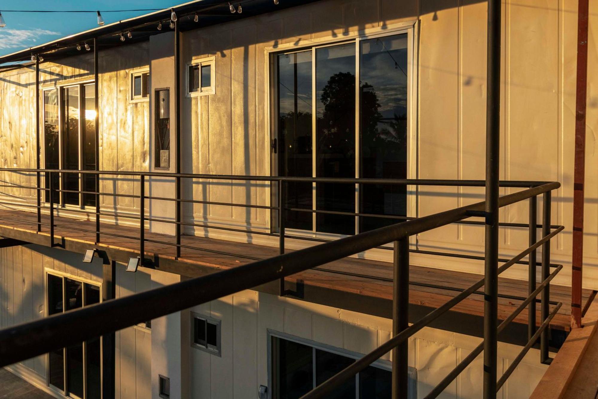 Emi'S Place Container Living อูวีตา ภายนอก รูปภาพ