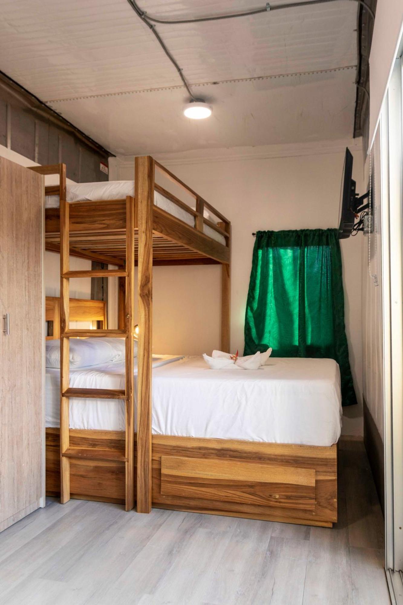 Emi'S Place Container Living อูวีตา ภายนอก รูปภาพ